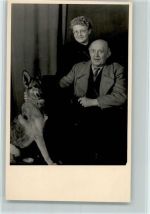 Älteres Paar mit Schäferhund Schäferhund