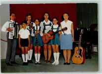 65824 W6231 Schwalbach am Taunus Foto AK Musizierende Familie Mönch Klarinette Gitarre Akkordion Klavier