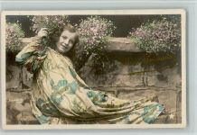 Serie Nr. 1110 - Verlag "Etoile" Paris - Mädchen mit Blumen , Kleid im Jugendstil-Muster Stebbing