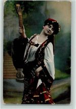 Frau in Tracht mit einer Gitarre AK Mignon