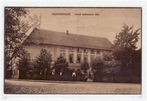 Harzgerode Harzgerode mit Hotel schwarzer Bär gelaufen, ca 1930, Marke entfernt. Leichter Bug oben links, kleiner Knick unten links, sonst gut erhalten.
