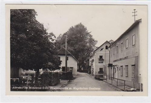 Fotokarte von Altenhof im Mühlkreis. Strassenpartie mit Mayrhofer´s Gasthaus gelaufen am 11.08.1947. Leichter Bug Kartenmitte und oben rechts, sonst gut erhalten. PLZ 4674.