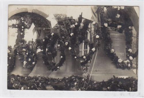 Seltene Fotokarte Atzbach. geschmückte Kirchenglocken gelaufen am 24.07.1936. Leichte Beschädigung rechts unten, leicht fleckig, leichter Bug rechts und links oben, sonst gut erhalten.