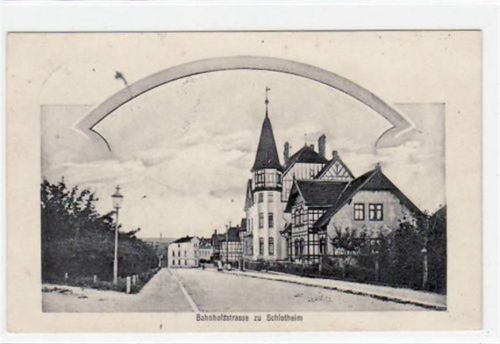 Schlotheim mit Bahnhofstrasse gelaufen von 1907. Leichter Stempeldurchdruck, leicht fleckig, sonst gut erhalten.