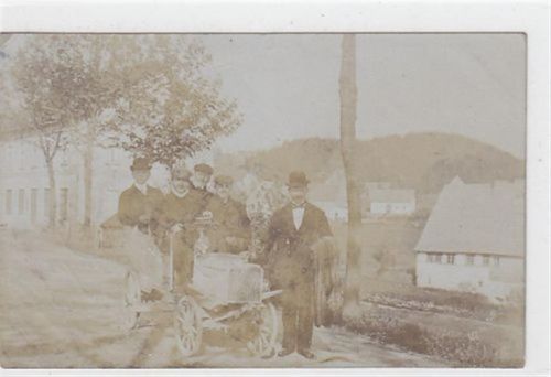 Seltene Fotokarte von Frauenstein. eines der ersten Autos in Frauenstein mit Personen. gelaufen am 11.06.1906. Leicht bügig, leichte Kratzspuren Vorderseite in der Mitte, leichte Stempelspuren, Rückseite leicht stockfleckig, sonst gut erhalten.