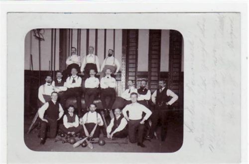 Köln - Kalk, seltene Echtfotokarte, Gruppe vom Kraftsportverein gelaufen von 1911. Leichter Schrift- und Stempeldurchdruck, Ecken mit Albumabdrücken, sonst gut erhalten