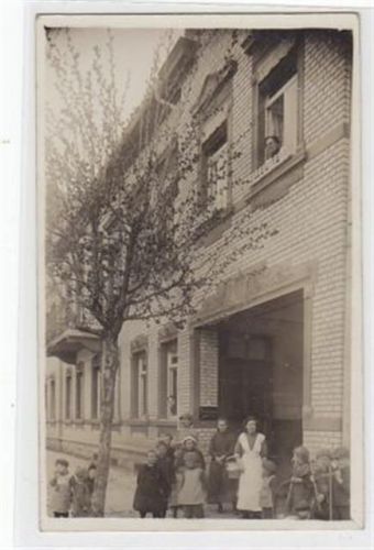 Seltene Fotokarte Buttstädt. ein Haus mit Personen. Am Eingang ist ein Schild angebracht. Text: Dr. med. Lips prakt. Arzt. gelaufen 1913. Gute Erhaltung.