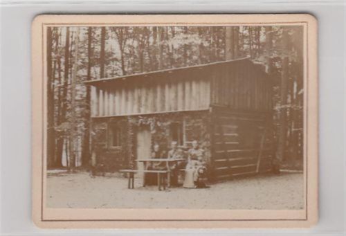 Altes Foto auf Hartkarton vom Forsthaus zu Trebnitz / Trzebnica mit Personen im Vordergrund. Maße: ca. 12 x 9 cm. Gute Erhaltung.