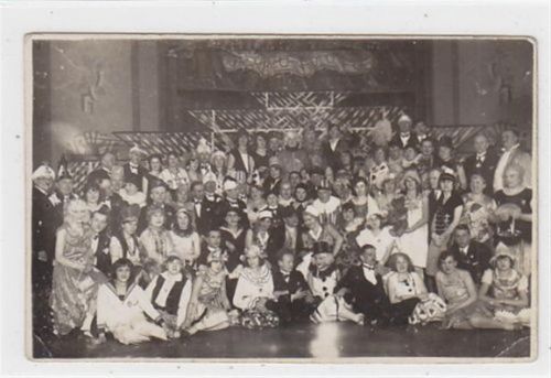 Seltene Fotokarte Myslowitz / Myslowice. Wintervergnügen des Lehrergesangverein am 11.1.1930 bei Kufietta. ungelaufen kleiner Knick unten links und rechts, sonst gut erhalten