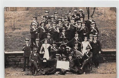Seltene Fotokarte Eppelborn. ein Gruppenfoto einer Männergesellschaft gelaufen. leichte Abschürfungen, leicht fleckig, sonst gut erhalten