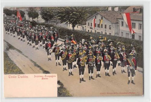 Matrei Matrei. Schützen-Kompanie in Tiroler Tracht beim Festzug ungelaufen Gute Erhaltung.