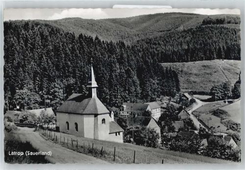 Latrop Totalansicht, Kirche