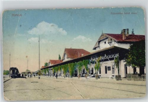 Hatvan Bahnhof mit haltendem Zug