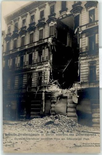 10115 O1020 Friedrichshain Foto AK Strassenkampf Zerstörtes Haus Strausberger Platz