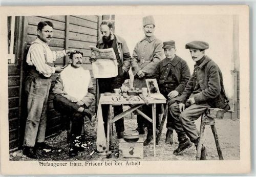 Gefangener Friseur bei der Arbeit Gruppenbild Uniform Friseur