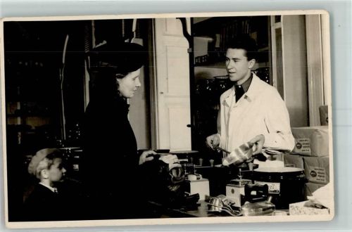 Bügeleisen Laden Verkäufer Frau Kind Kochgeschirr Kaffeemühle FOTO KEINE AK