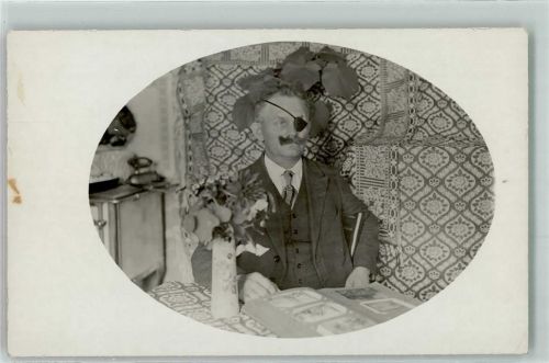 Blumenstrauß Fotoalbum Holzofen Bügeleisen Mann Augenklappe