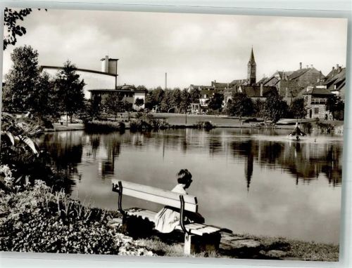 St. Ingbert Teich in der Gustav-Clauss-Anlage mit der Martin-Luther-Kirche
