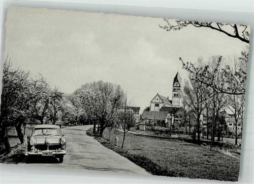Ketsch Blühende Bäume vor der St.-Sebastian-Kirche Ford Taunus