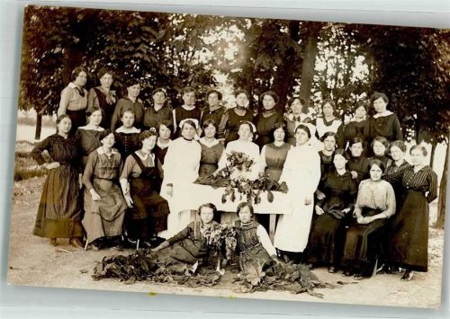 Gruppenaufnahme von Krankenschwestern und Schülerinnen im Park