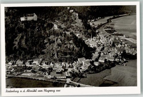 Riedenburg 1941 Fliegeraufnahme des Ortes mit der Rosenburg und Kirche St. Johannes Baptist