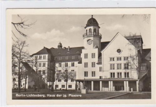 Berlin Lichtenberg Haus der jungen Pioniere, nicht gelaufen, gut erhalten. Nachkriegskarte.