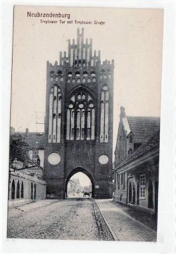 Neubrandenburg Neubrandenburg mit Treptower Tor und Treptower Straße. Als Feldpost postalisch gelaufen mit Poststempel 1917 kleiner Stockfleck Rückseite, sonst gut erhalten.