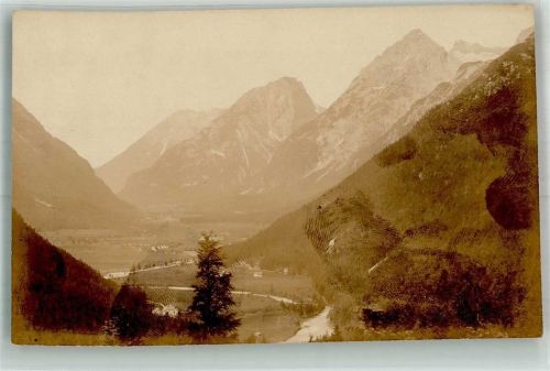 Leutasch Panorama des Ortes zwischen Berghängen Ort lt. Recherche Fotograf Irl