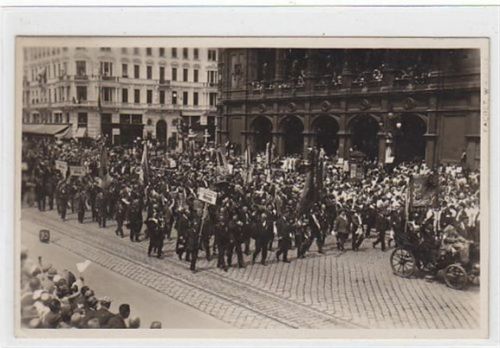 Seltene Fotokarte Wien. Menschen mit Fahnen und Schildern. Vorne rechts eine Kutsche. Ungelaufen kleiner Knick an der linken unteren Ecke , sonst gut erhalten
