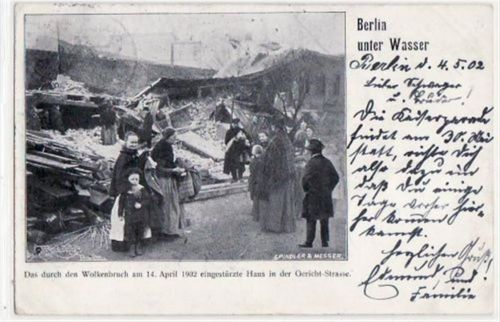 Berlin Wedding mit durch den Wolkenbruch am 14. April 1902 eingestürztem Haus i.d. Gerichts-Strasse gelaufen von 1902. Albumabdrücke an den Ecken leichter Stempeldurchdruck, leichte Stempelspuren, sonst gut erhalten