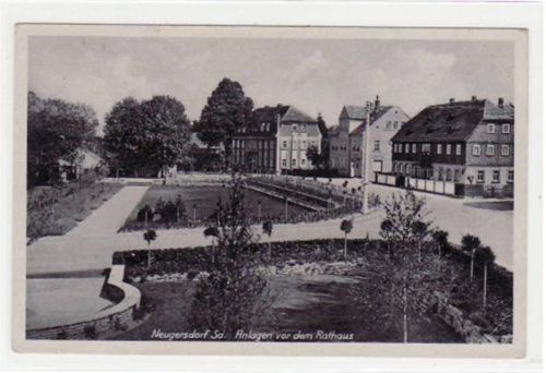 Neugersdorf mit Anlagen vor dem Rathaus. Feldpost, mit Stempel von 1943. Leicht bügig, leicht fleckig, sonst gut erhalten.