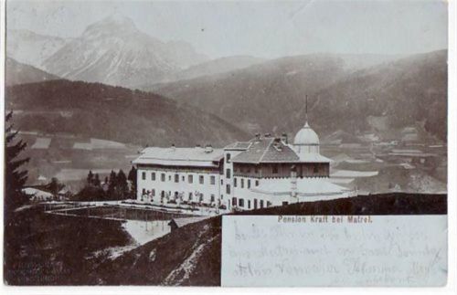 Matrei Matrei am Brenner, frühe Fotokarte mit Pension Kraft gelaufen von ca. 1900. Ecken mit Albumabdrücken, leichter Bug oben in der Mitte, sonst gut erhalten