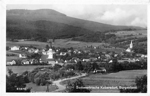 Kobersdorf, Burgenland. Gesamtansicht mit Kirche gelaufen. Leichter Stempeldurchdruck, kleiner Knick oben rechts, leicht fleckig, sonst gut erhalten