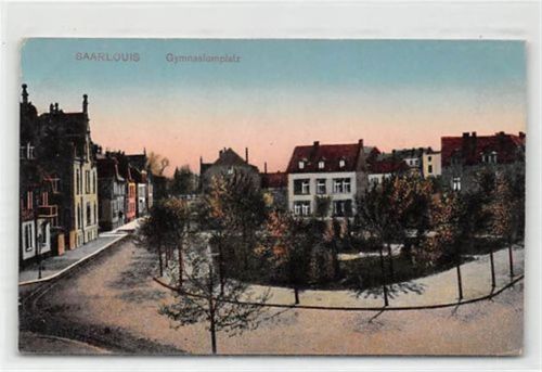 Saarlouis Saarlouis. Gymnasiumplatz. Karte beschrieben Handschriftliches Datum von 1918. Ecken mit Albumabdrücken, leichte Eckabschürfungen, sonst gut erhalten