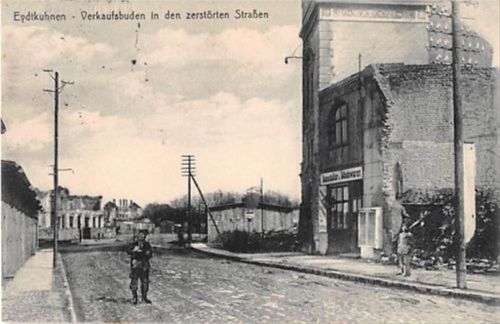 Ebenrode Eydtkau / Eydtkuhnen / Tschernyschewskoje, Kreis Ebenrode / Stallupönen - Nesterow. Verkaufsbuden in den zerstörten Straßen. 1916 Feldpost Rückseite leicht stockfleckig. Leichte Stempelspuren, sonst gut erhalten