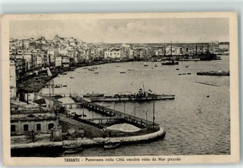 Taranto Citta vecchia da Mar piccolo Kriegsschiff