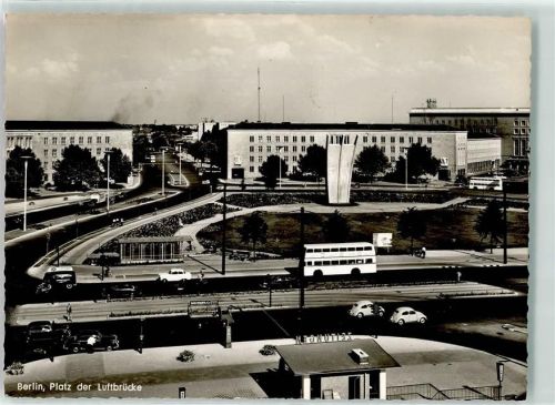 Tempelhof Platz der Luftbrücke Doppelstockbus VW Käfer Mercedes