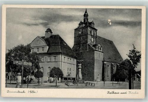 04880 O7294 Dommitzsch Gebrauchsspuren Rathaus u. Kirche Litfaßsäule