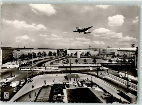 10115 W1000 Tempelhof Foto AK Platz der Luftbrücke Denkmal Rosinenbomber Straßenbahn Omnibus Fotograf Klinke