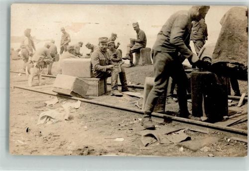 1921 Soldaten in Uniform beim Essen fassen Hund