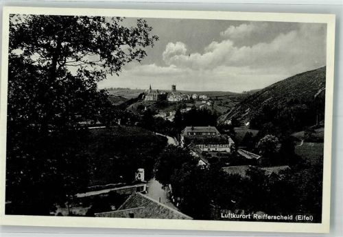 Reifferscheid mit Kirche St. Matthias und Burg Reifferscheid