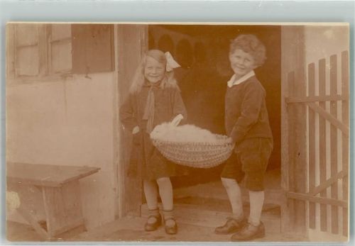 1910 - 1920 Kinder haben ein weißes Kaninchen im Korb