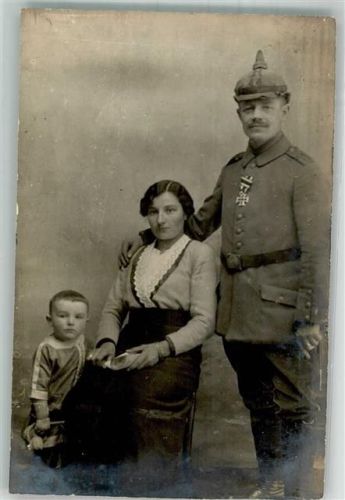 Stolzer Landser in Uniform mit Frau und Kind Privatfoto AK WK I Karte beschnitten