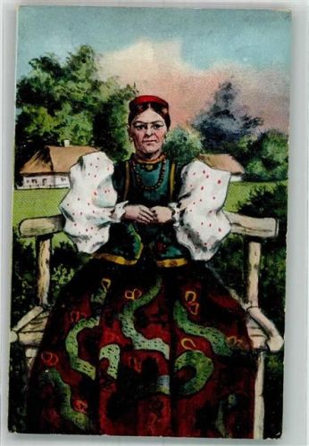 1916 Ältere Frau im bunten Trachtenkleid vor strohgedeckten Hütten CGL 918