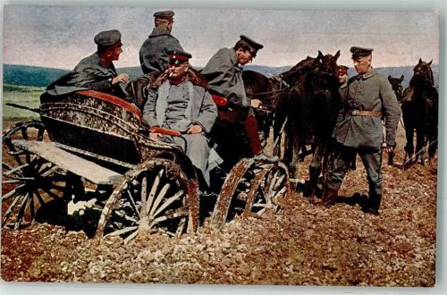 Landser in Uniform bei beschwerlichem Vormarsch auf polnischen Straßen Fotograf Kühlewindt WK I Östlicher Kriegsschauplatz 1915