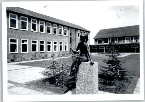 25541 W2212 Brunsbüttelkoog - Fotoabzug, Hauspartie, Skulptur