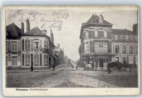 Peronne Teilansicht, Cafe Moderne,Strasse