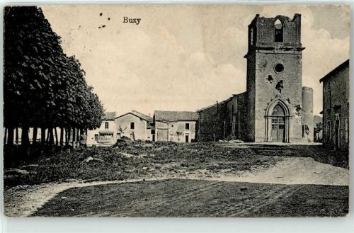 Buzy Dorfplatz Kirche
