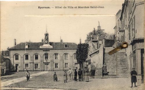 Epernon Épernon (Frankreich) Leporello auf Holz, Hotel de Ville und Marches Saint-Jean I-II (Randabschürfungen)