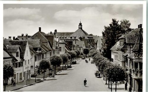 88471 W7958 Laupheim Gebrauchsspuren Mittelstraße mit Anna-von-Freyberg-Schule